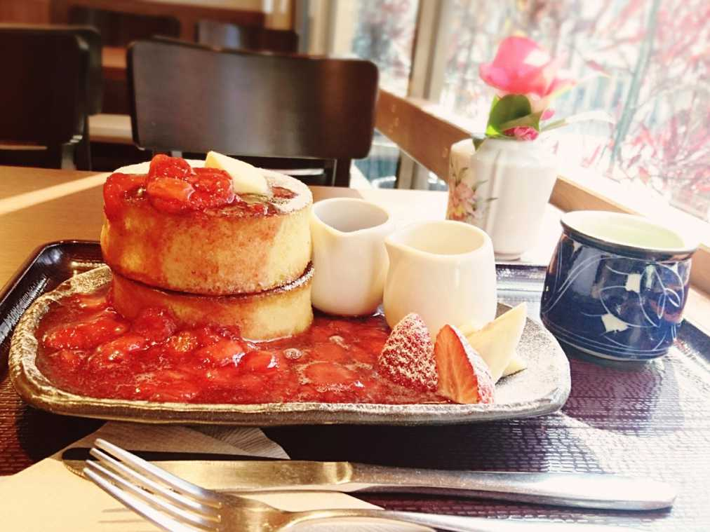 厚焼きホットケーキ いちご  2枚1080円 