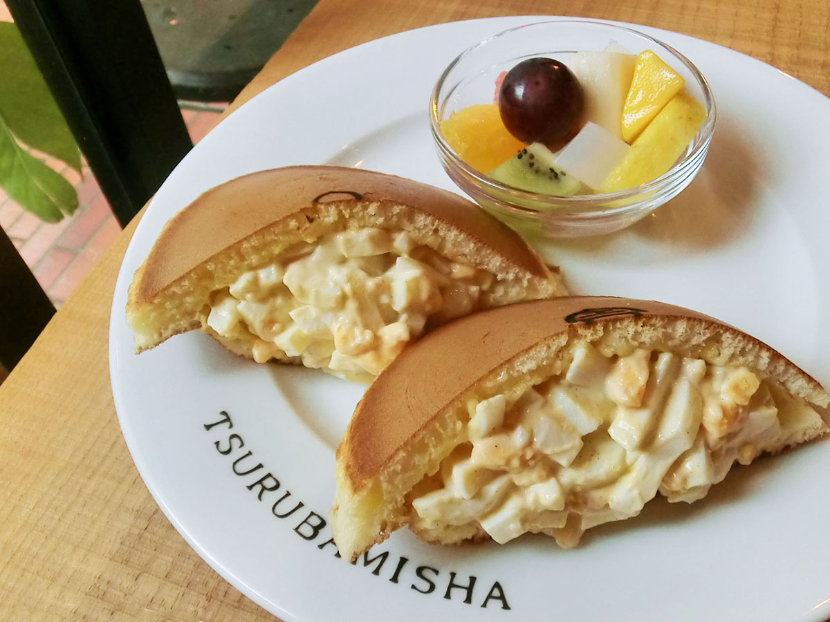 ホットケーキのたまごサンド フルーツ小皿付き 780円