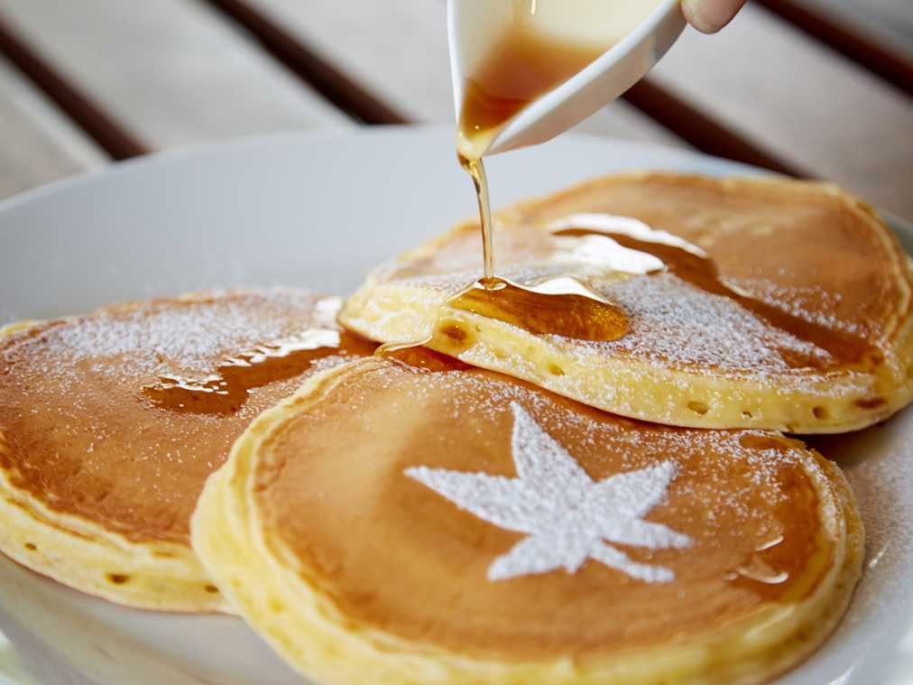 オリジナルパンケーキ（メープロシロップ付き）3枚700円、樹液紅茶（ホットS）400円