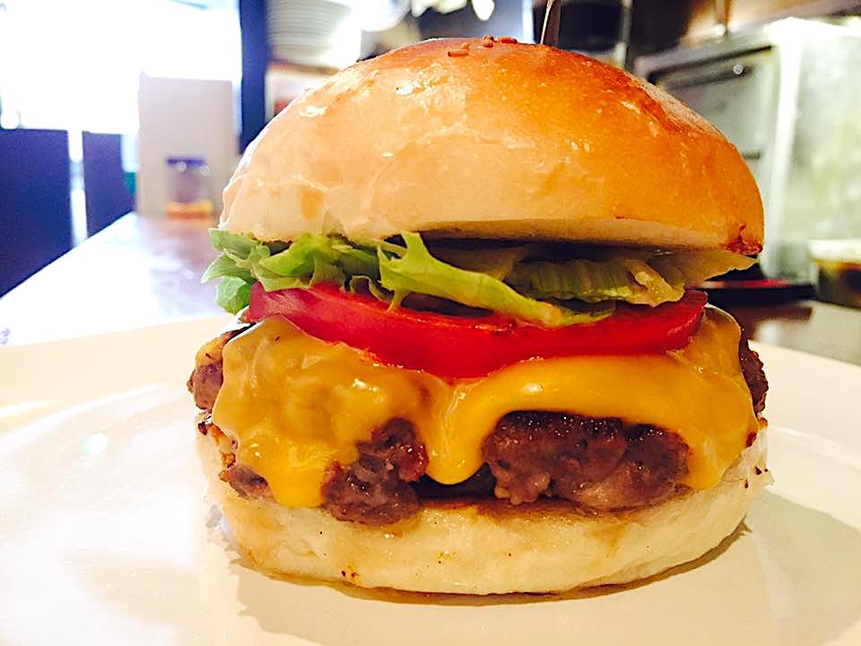 「トマト＆レタス・ゴリゴリバーガー」（税抜1500円）／ゴリゴリバーガー タップルーム