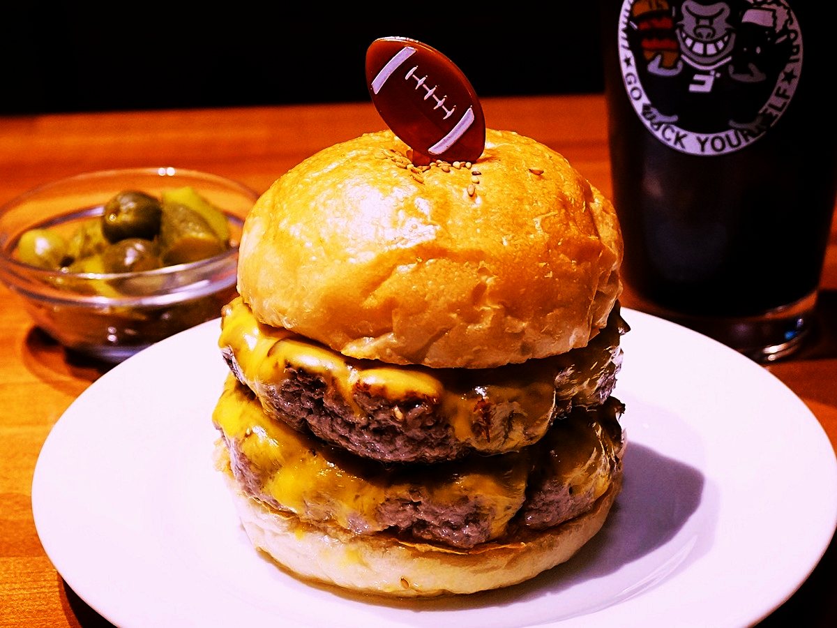 がっつり食べたい！“肉の旨みをぎゅっと凝縮”ボリューム大の絶品ハンバーガー