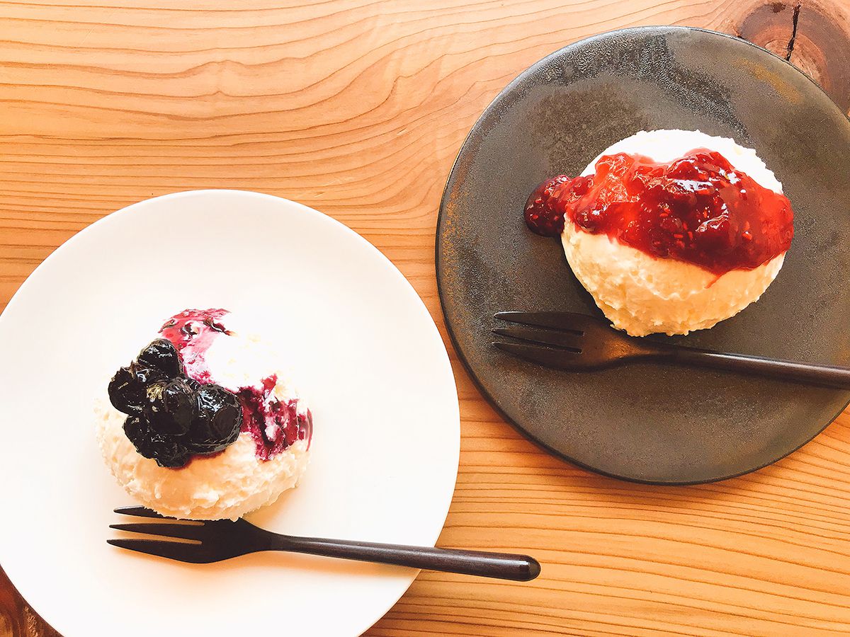 （写真左から）レアチーズケーキ ブルーベリー・ラズベリー 各430円