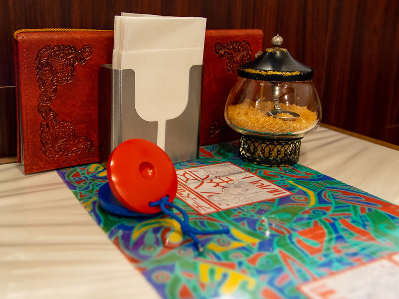 謎のカスタネットと60年代サイケ調なのはオーナーの趣味？