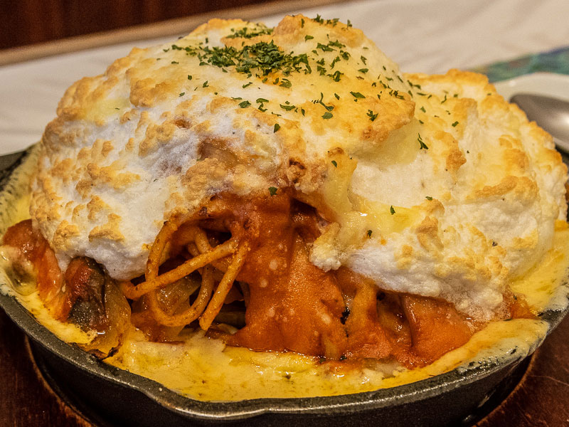 インパクトのある「チーズ屋さん本気のナポリタン」1380円（税込）