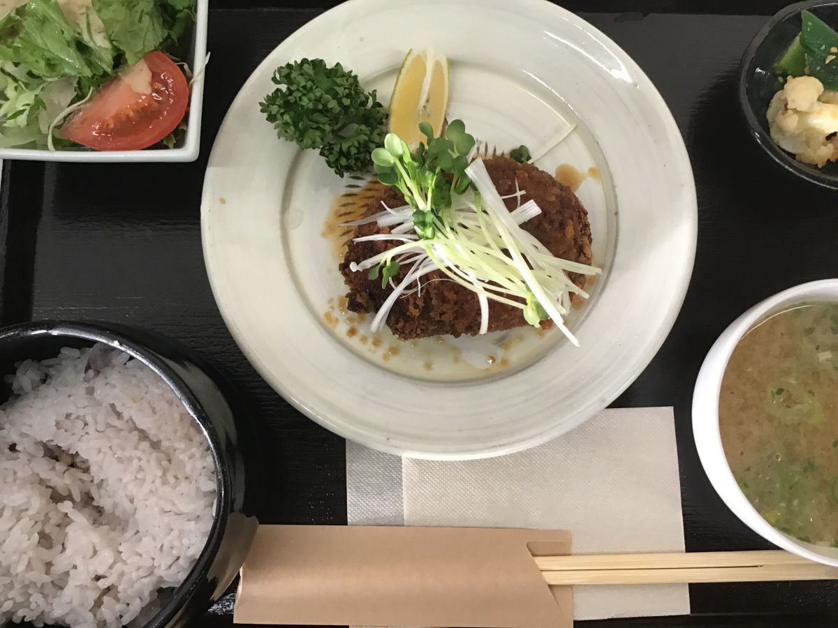 ランチ：国産豚のジューシーメンチカツ