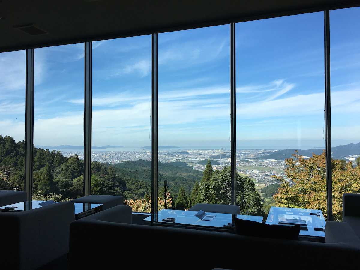 秋は紅葉も！福岡の街×玄界灘のパノラマを一望できる山の絶景カフェへ