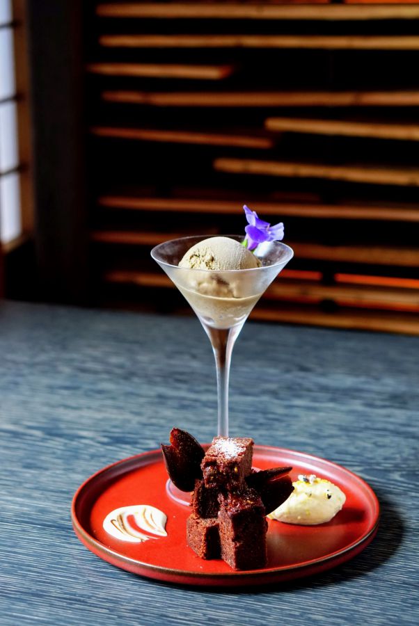 「Gateau KAGUA “ROUGE”」2500円 ドリンク付き(ドリンクは上の写真のカクテル「芙蓉妃」や抹茶などのお茶メニューから選べます)