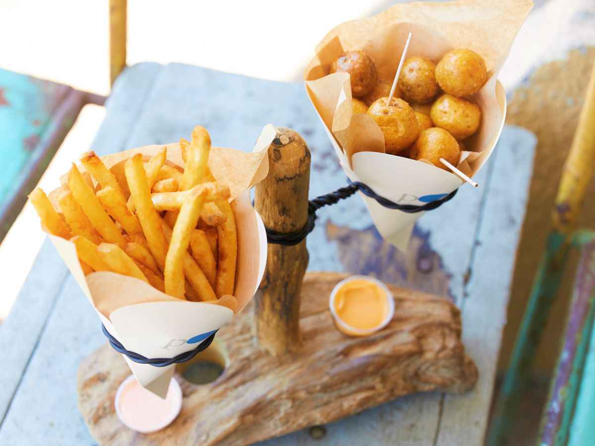 右：ミニ M550円～、左：スティック M550円～、ディップ（右：チェダーチーズ、左：明太マヨ）※追加ディップは1つ100円