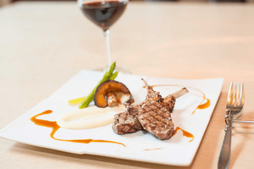 肉料理：骨付きラム肉のグリル　マッシュポテトと温野菜