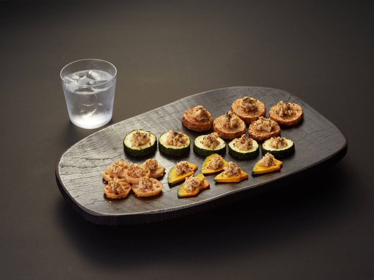 素揚げ野菜に2種の味噌漬豆腐を添えた前菜／銀座若菜