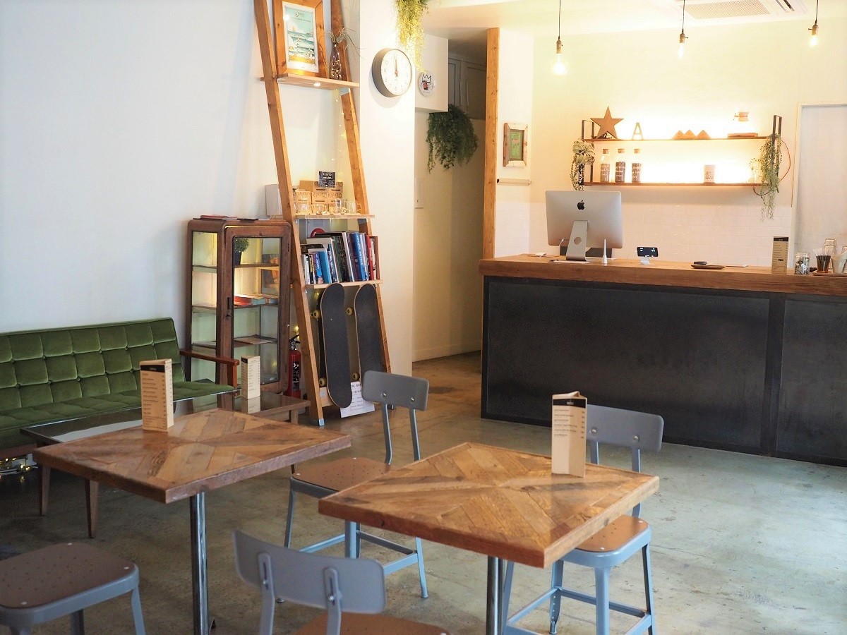almond hostel & cafe