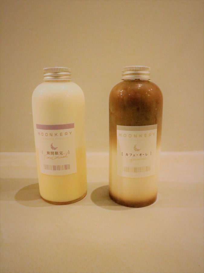 キャラメルプリンミルク（左）650円、カフェオレ（右）600円