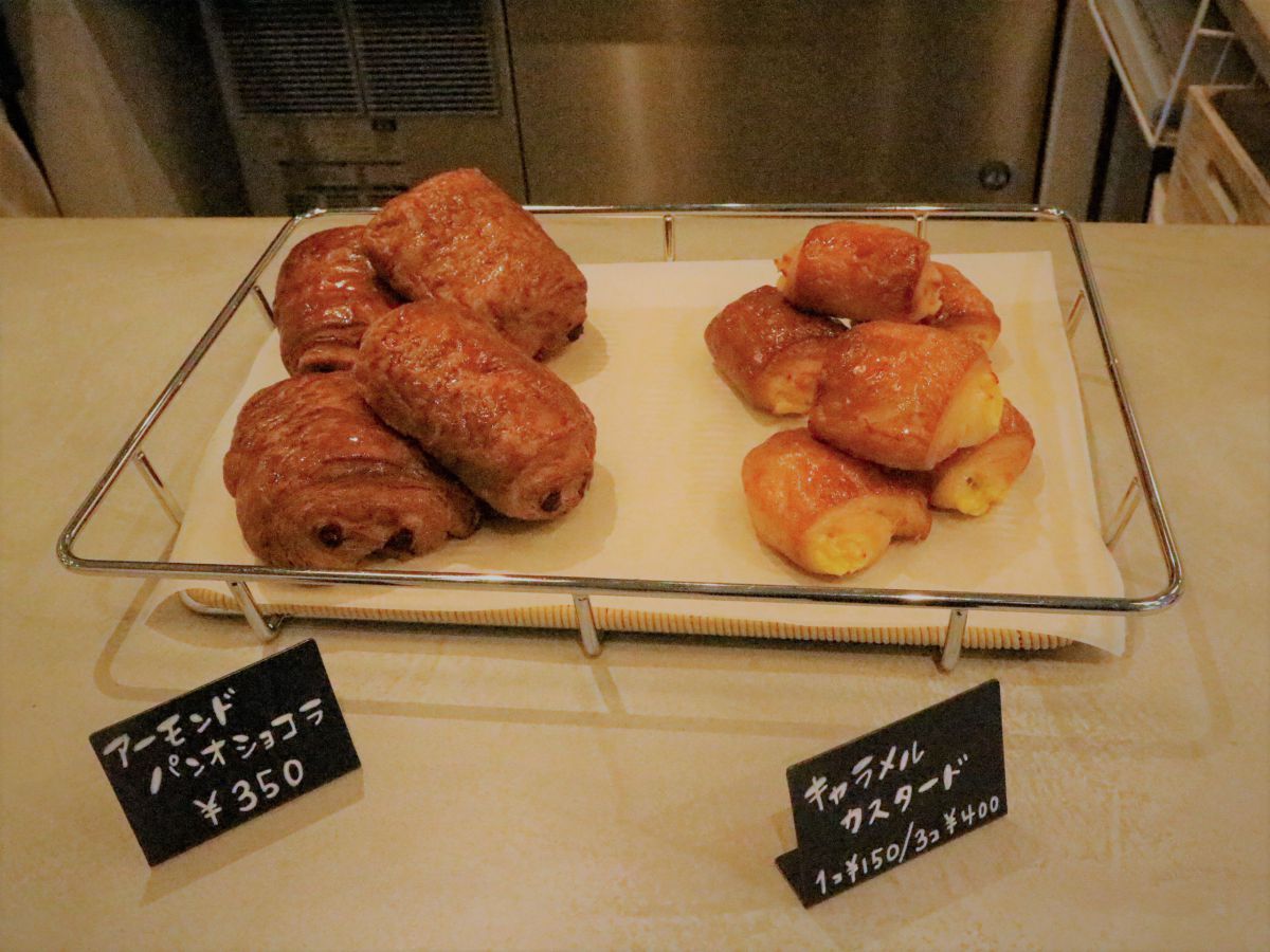 アーモンドパンオショコラ350円、キャラメルカスタード150円