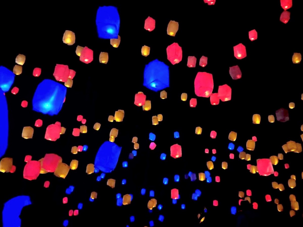 空飛ぶクリスマスツリー⁉︎大阪の夜空に2000個のスカイランタンが出現！