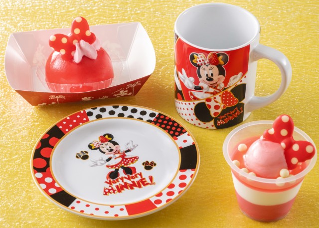 クランベリー・バニラムースケーキ、スーベニアプレート付き 800 円、ヨーグルト&ラズベリームース、スーベニアカップ付き 800 円【販売店舗:スウィートハート・カフェ】
