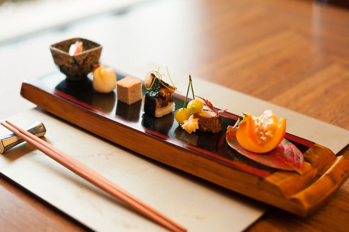 八寸「津合蟹と焼き茄子の錦秋浸し　あぶりかます小袖寿司　松茸　帯海苔　子持鮎月ヶ瀬煮　地鶏の松風　松葉素麺　柿の白和え　栗栂尾百合根金団茶巾　新銀杏松葉さし　散らし　烏賊雲丹焼き紅葉」