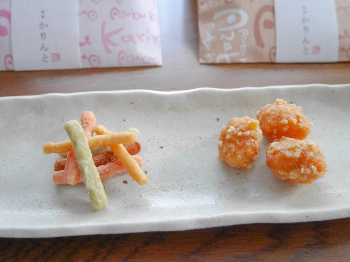 野菜ミックスかりんと（左）380円（税込）<br />キャラメルアーモンドかりんと（右）432円（税込）