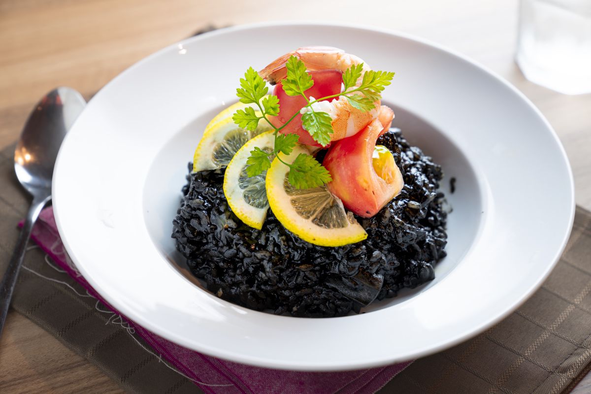 「イカスミパエリア」（税別1800円）／フライング・スコッツマン