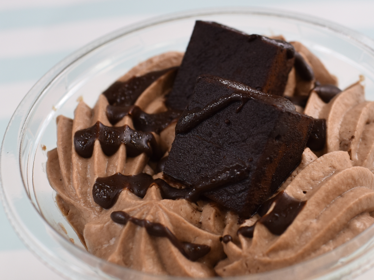 クリームもムースもぜ～んぶチョコ味！ セブンの「濃厚ショコラケーキ」
