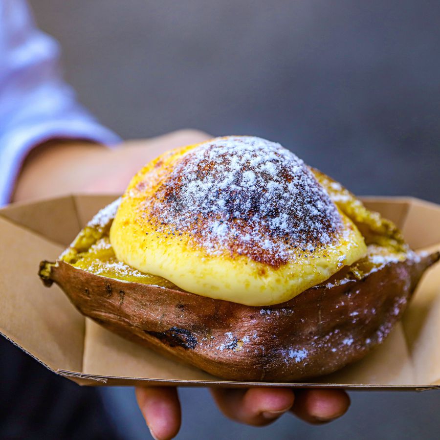 オイモとアイス 焼き芋 100g あたり200円＋トッピング（バニラアイス＋カスタードクリーム）200円