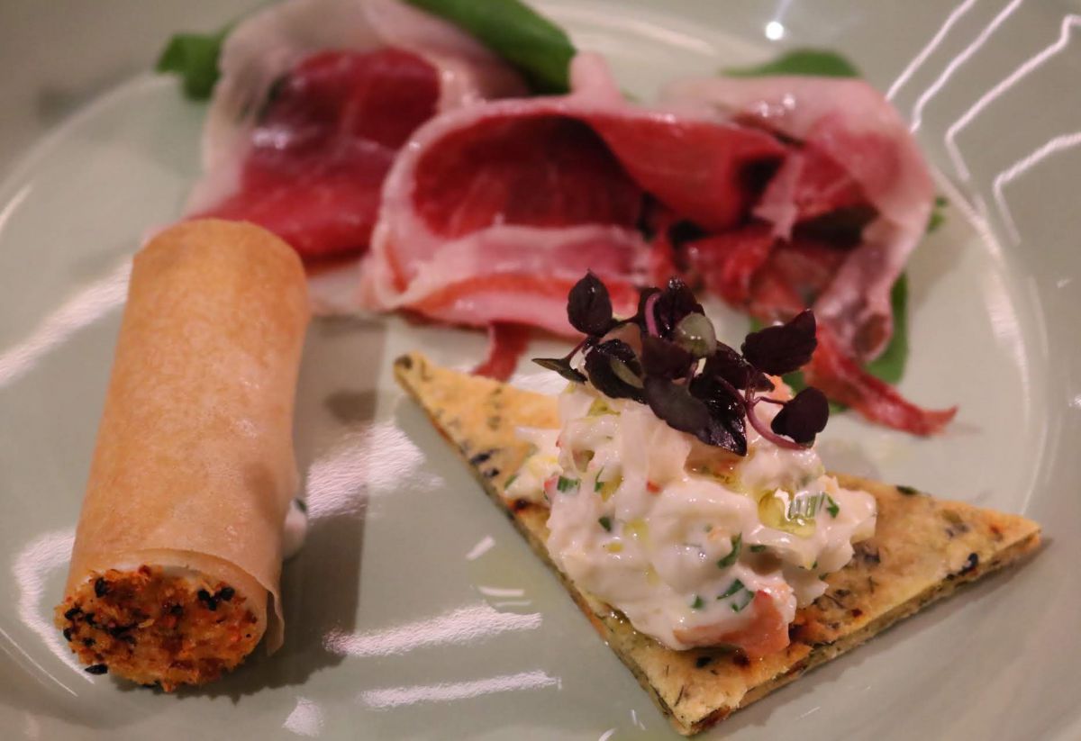 ゴートチーズロール – チリクラム、ニゲラシード(左)、ハモン・イベリコ(中)、ロブスタータルト、ハーブアイオリ(右)