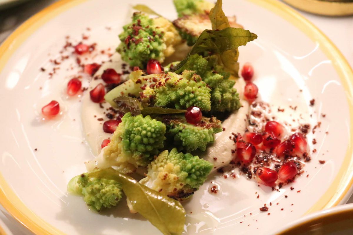 ロマネスコのロースト - スパニッシュアーモンドソース“アホブランコ”カレーリーフオイル