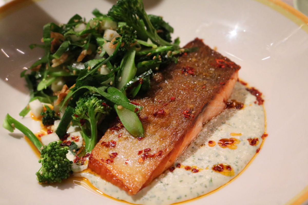 クリスピーサーモンのソテー - 青のりと豆腐のピューレ、グリーンチリとブロッコリーのタイガーサラダ添え