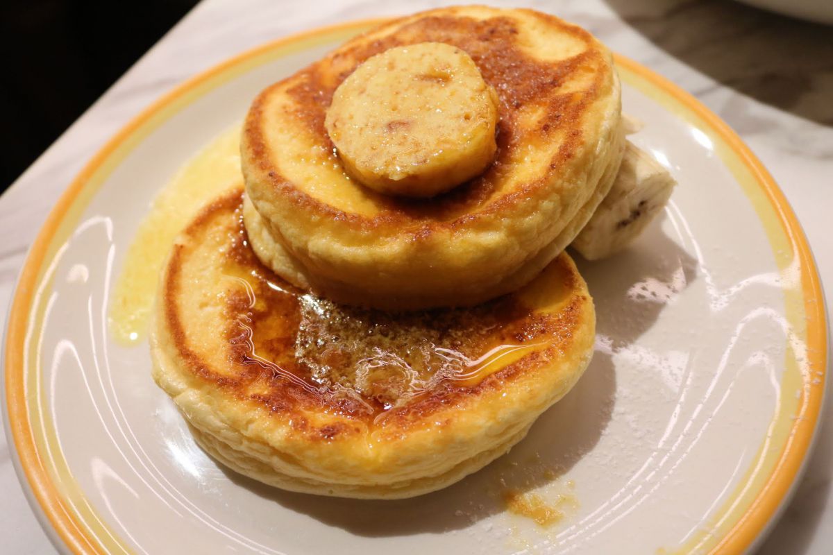 ミニリコッタパンケーキw/フレッシュバナナ、ハニーコームバター