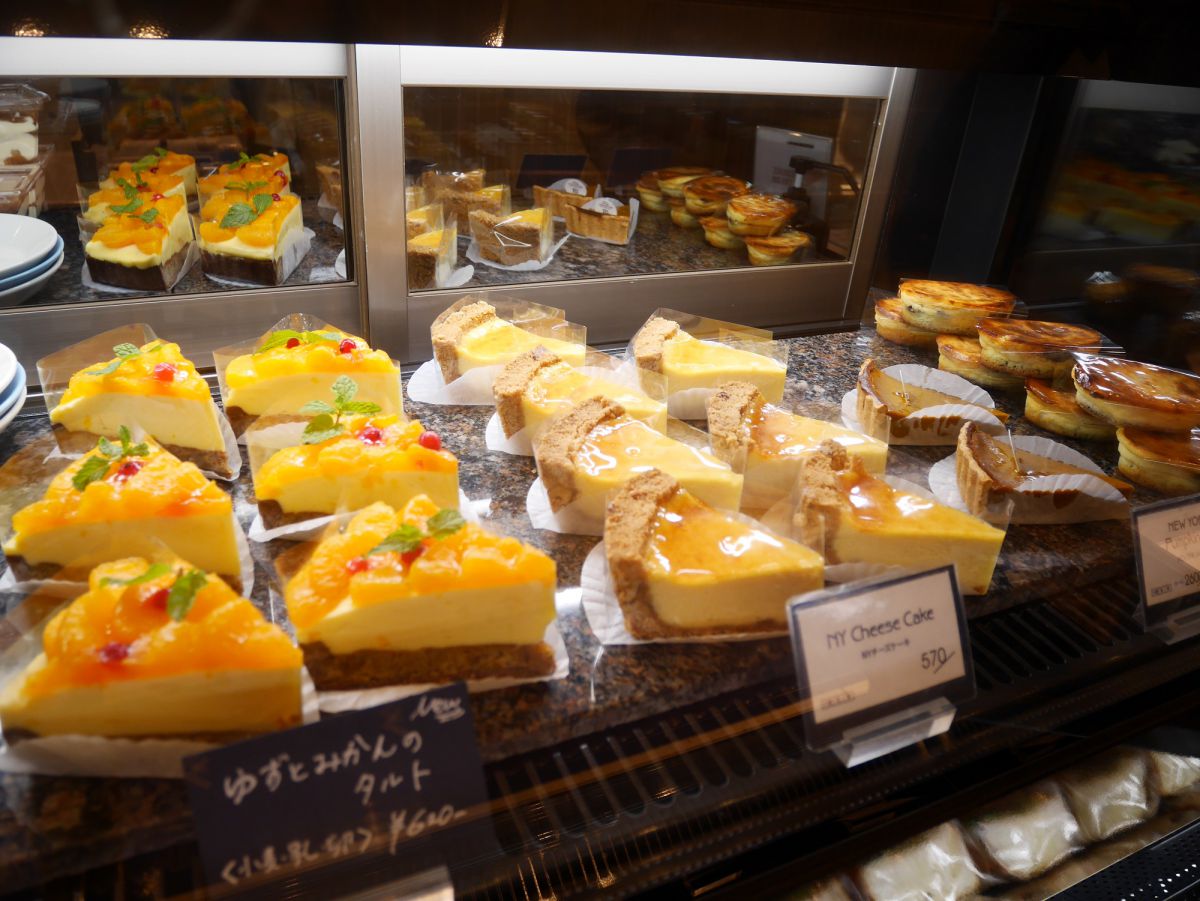 左から、ゆずとみかんのタルト620円、NYチーズケーキ570円