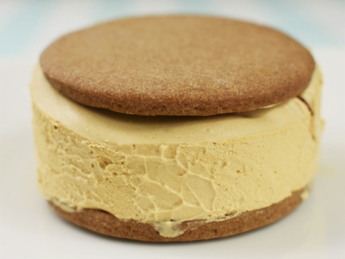 “ザクふわ”食感が楽しい！ ローソンの「サクバタ サクッとバターサンドキャラメル」