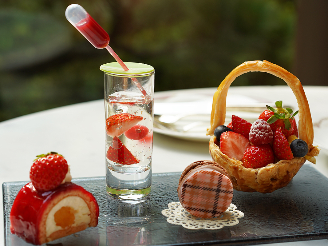 ［上段］ 練乳クリームとアプリコットコンフィチュールのケーキ、スパークリングワインジュレといちごルバーブソース、マカロンショコラ、レースのクッキー、パイのいちごバスケット