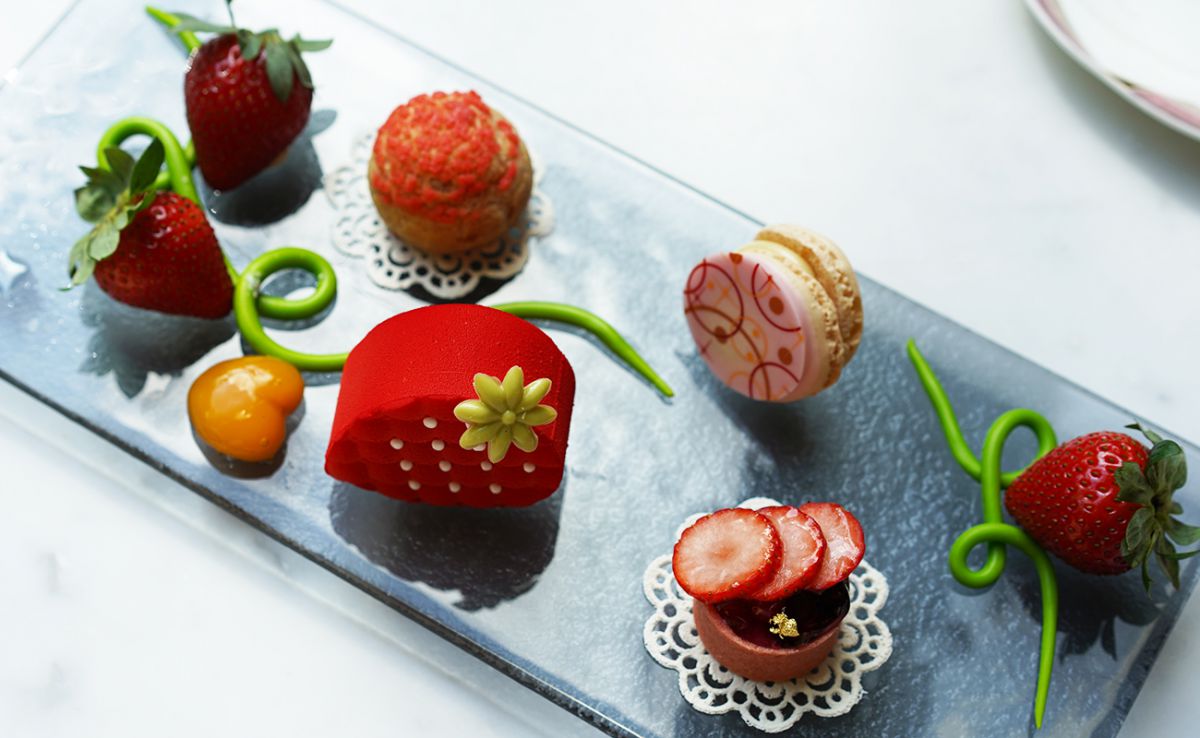 ［中段］フレッシュいちご、ベリーのプティシュー、ハートのマンゴー・パッションゼリー、おおきないちごのムース、マカロンバニラ、いちごとベリーのタルト、レースのクッキー、フレッシュ いちご