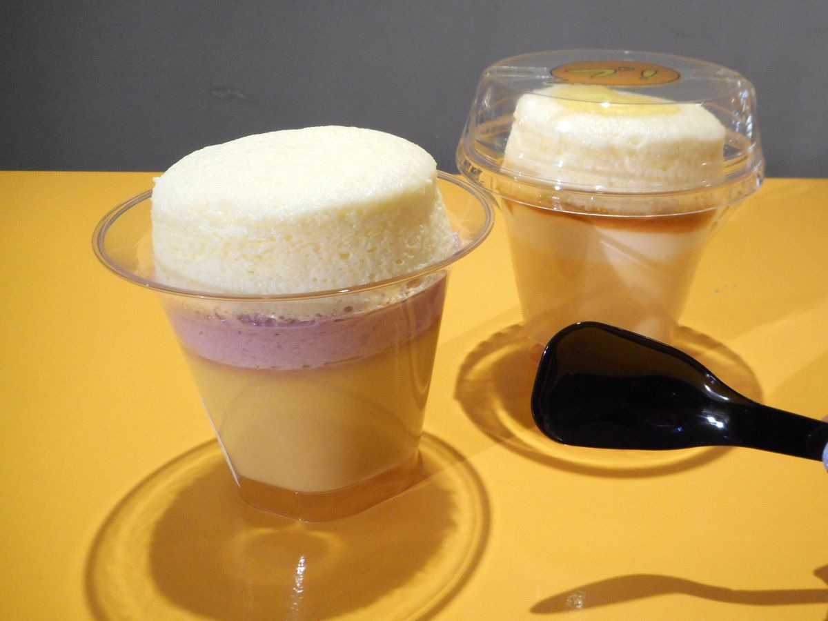右からスフレチーズケーキプリン、安納芋と紫芋のスフレチーズケーキプリン　各486円
