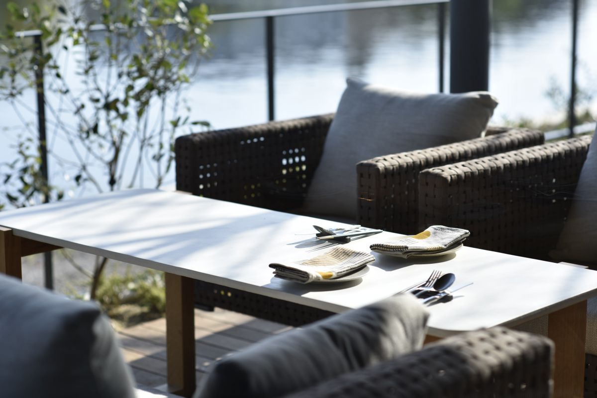 中川運河沿いのテラス席。水鳥が遊びに来ていることも