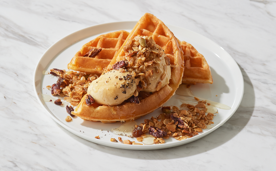 フォアグラのムースに自家製グラノーラを加えたリッチな味わいが広がる「フランス産フォアグラのシルキームース自家製グラノーラ添え」2200円