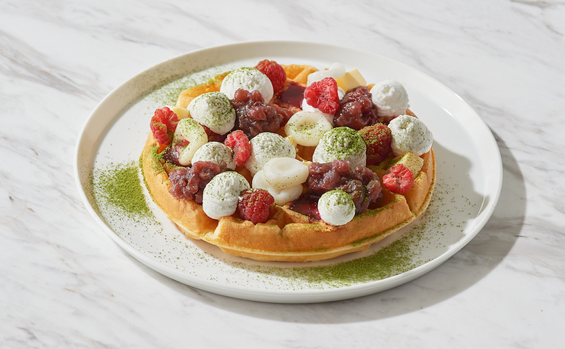 もっちり白玉と粒あん、ラズベリーの甘味と酸味のコントラストがくせになる「白玉とラズベリーの粒あんバター」1450円