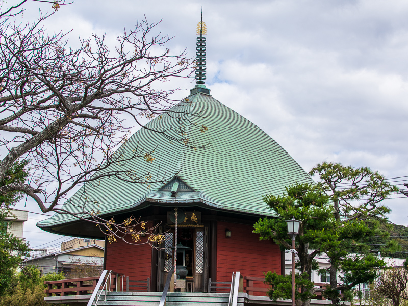 兜の形のような「夷堂」