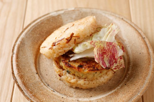 「中原水産のシラスのライスバーガー」(750円)