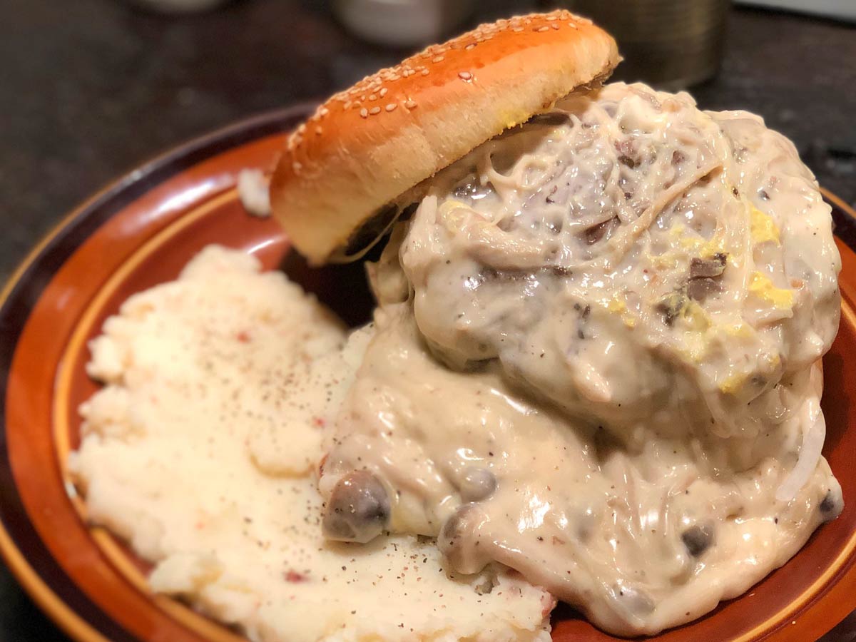 チーズソースが流れ出すバーガー