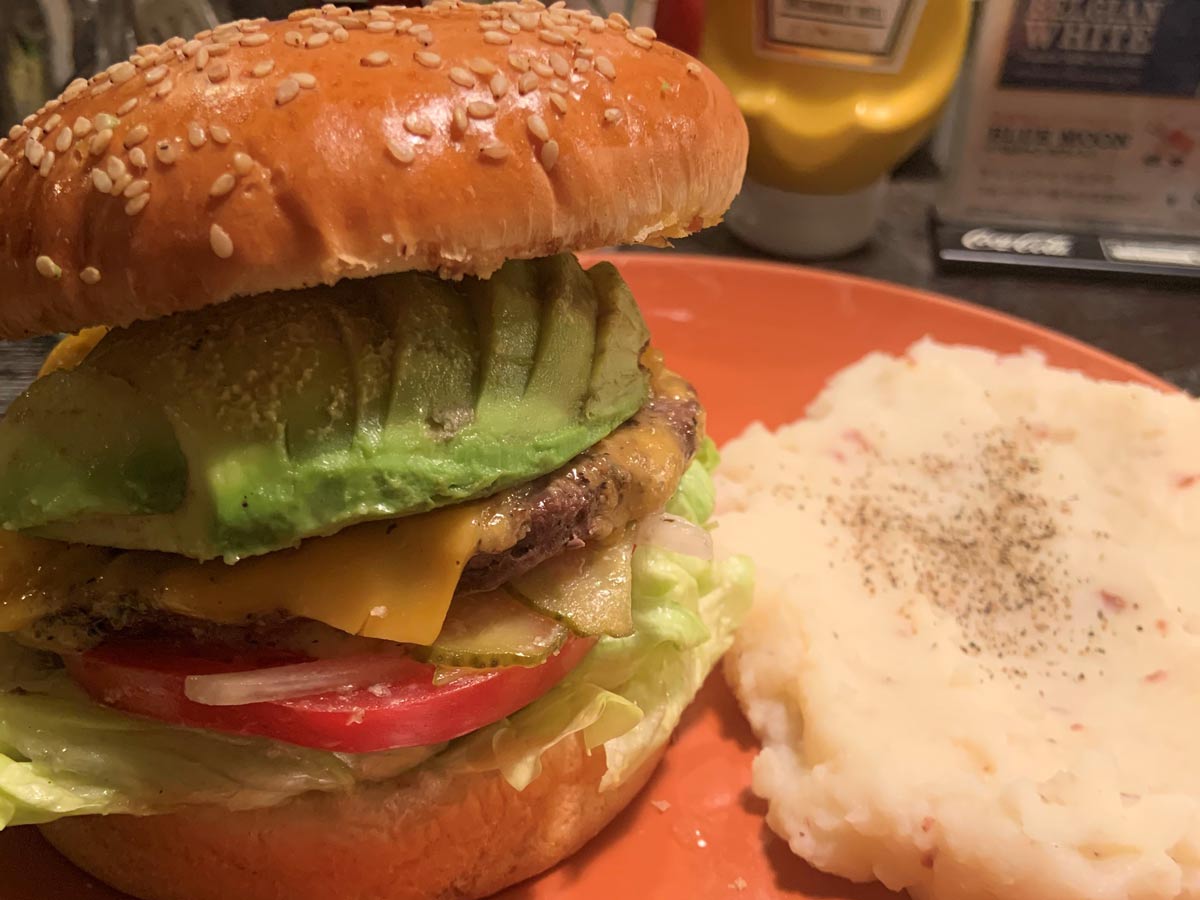 ヘレナボナムバーガー（1180円税別）／ウーピーゴールドバーガー