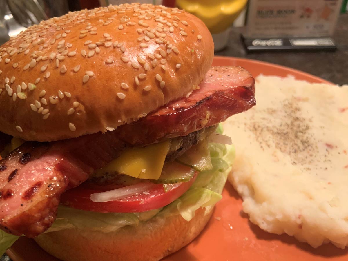 ケビンベーコンバーガー（1390円税別）／ウーピーゴールドバーガー