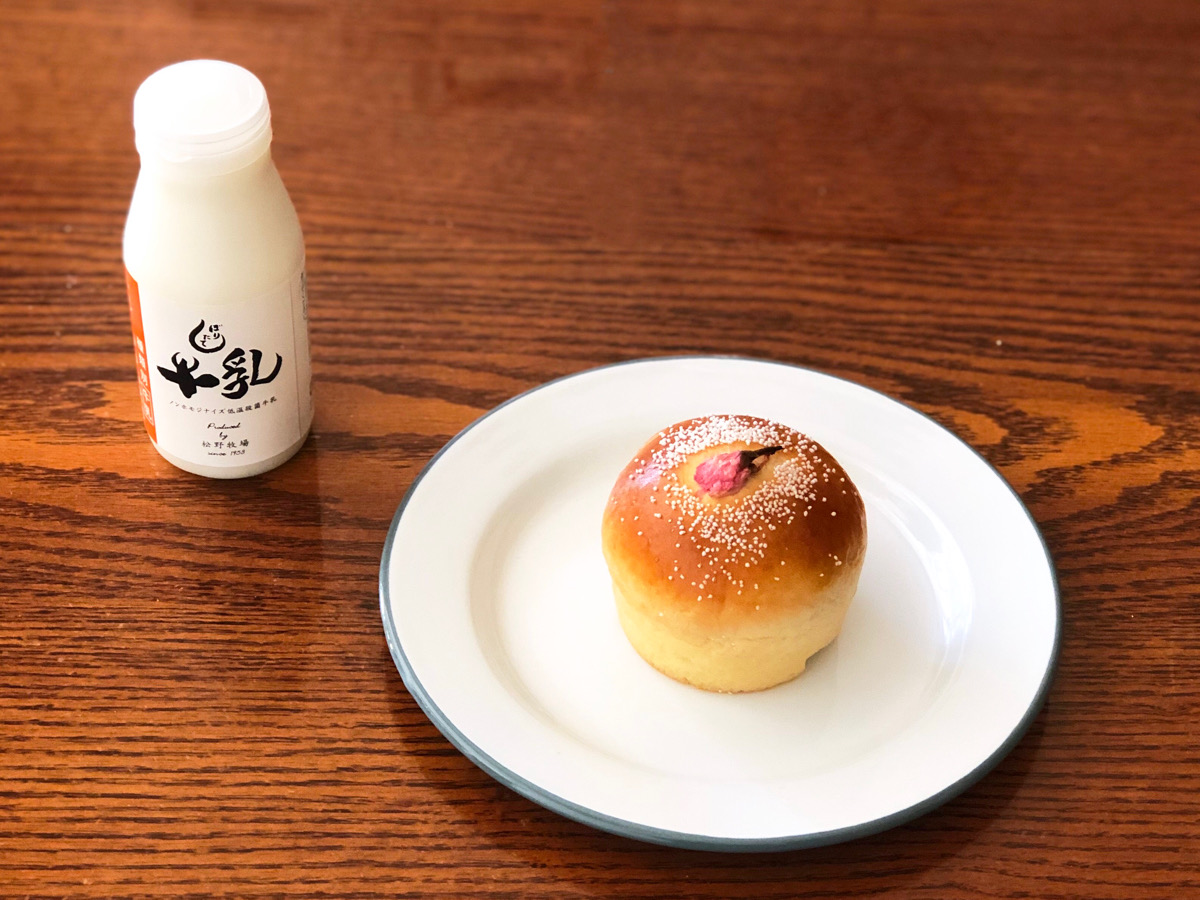 しぼりたて牛乳 335円（税込）、渋谷あんぱん 301円（税込）