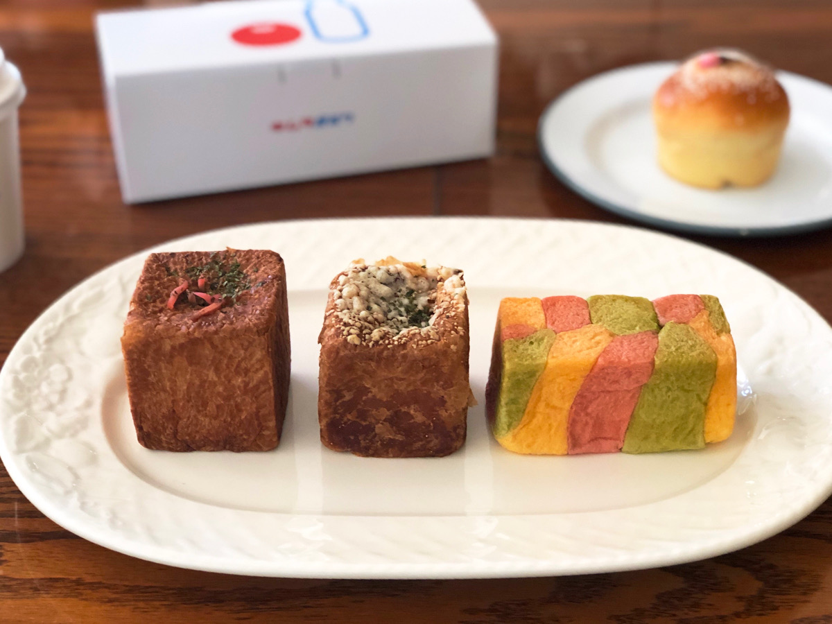 四角い焼きそば 270円（税込）、四角いナポリタン 301円（税込）、野菜の三食パン 171円（税込）