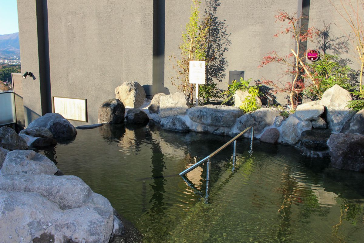 編集部員の写真技術向上が求められる“立ち湯”の図（とても快適）