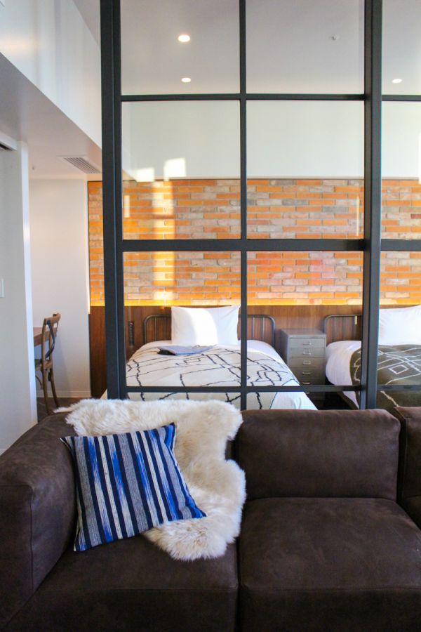 ブルーのクッションが差し色を演出