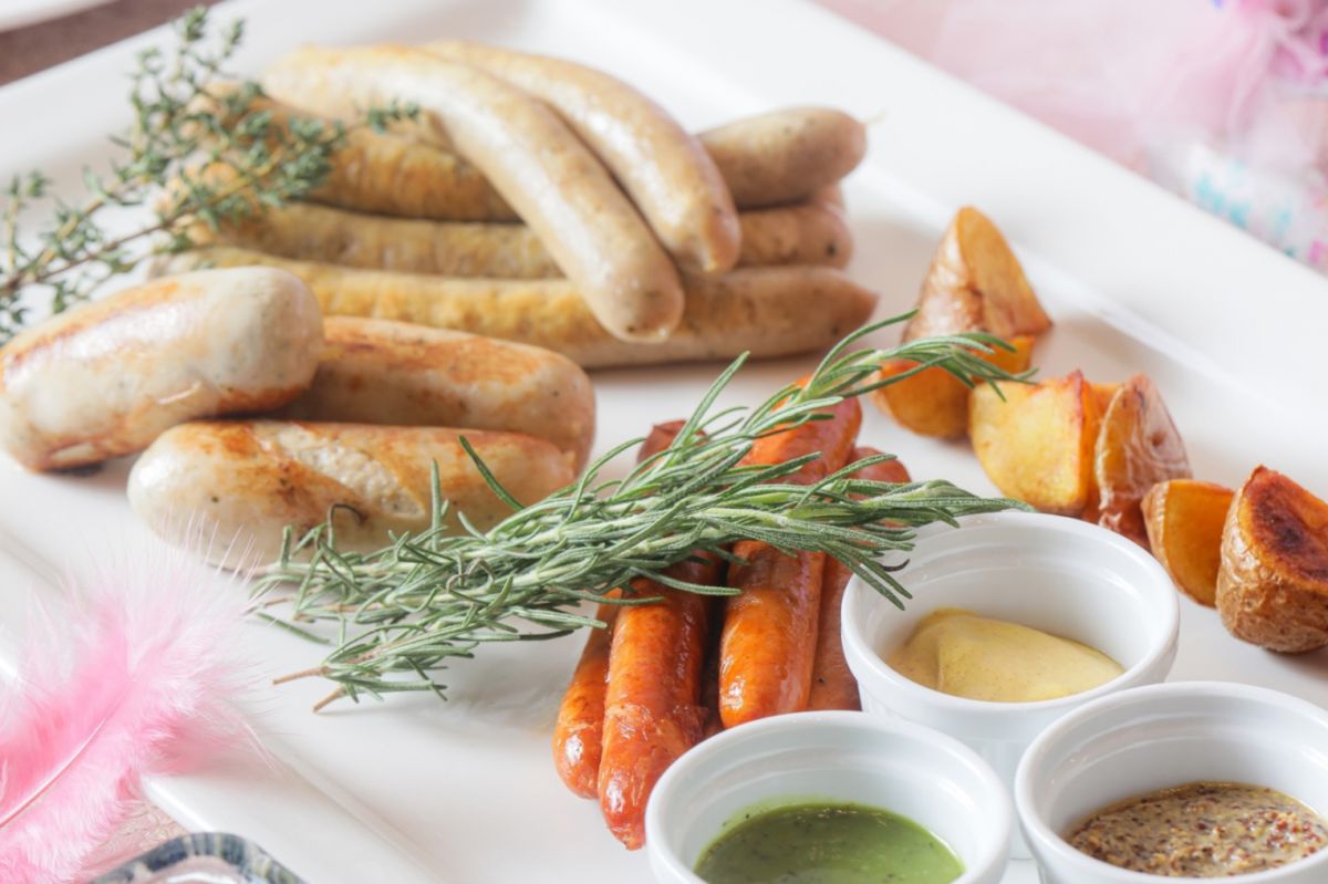 ソーセージ各種 三種のマスタード添え