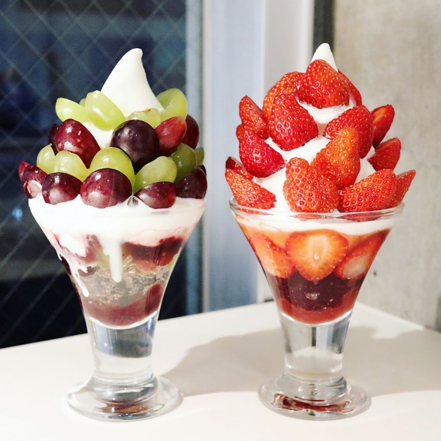 贅沢ぶどう1300円（写真左）、贅沢いちご1300円（写真右）