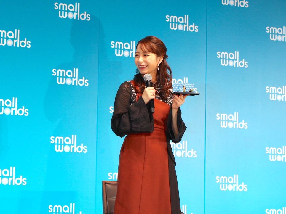 自分のミニチュアを手にする宇垣さん