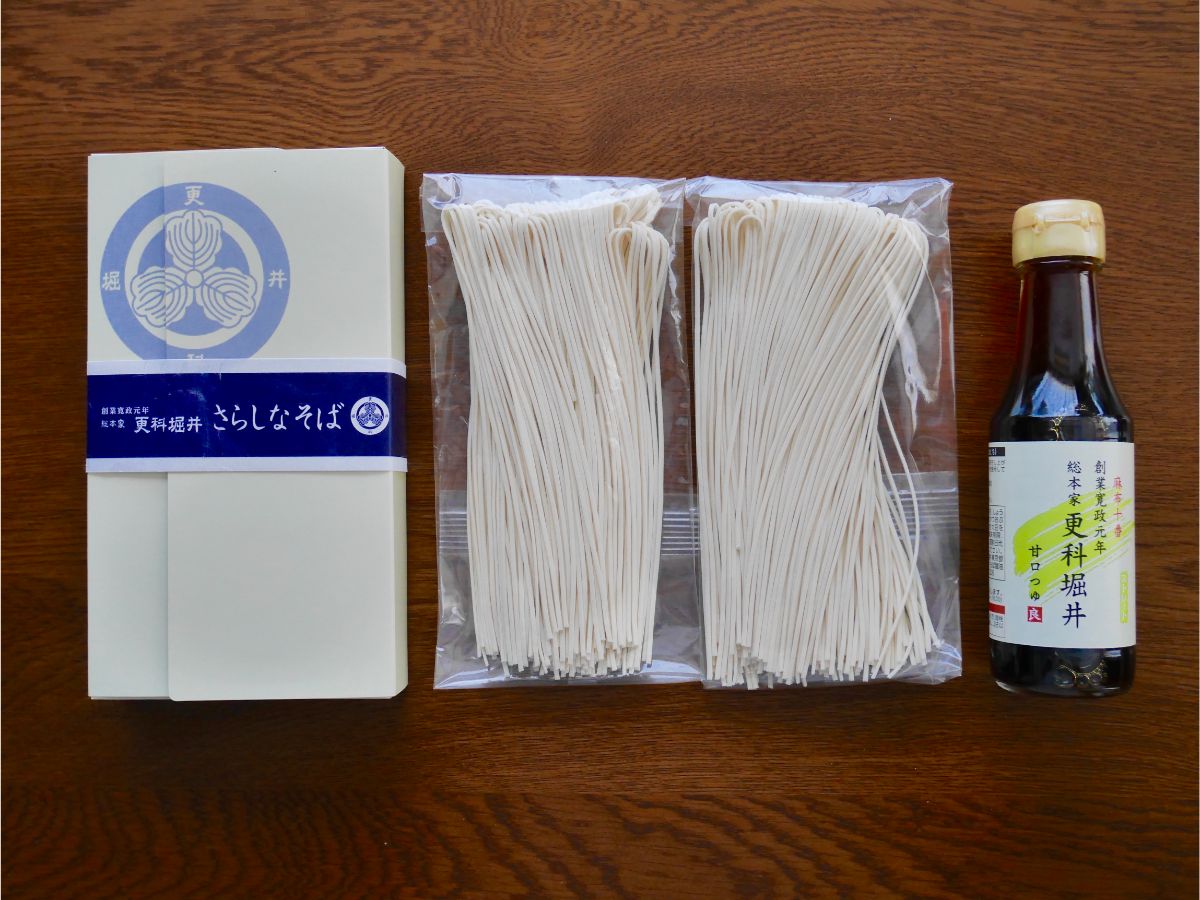 「半生更科そば」（2人前）1100円（税込）、右：「つゆ甘口」（2人前）500円（税込）