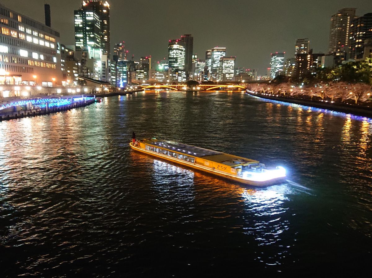 7本の輝くクリスマスツリーを巡る、大阪・中之島ロマンティッククルーズ